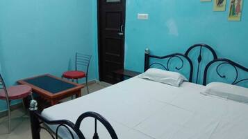 Room, 5 Bedrooms, Smoking, Terrace | Living area