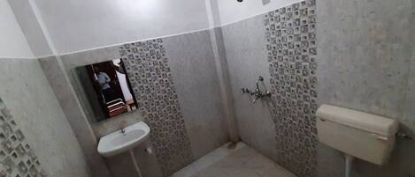 Room, 5 Bedrooms, Smoking, Terrace | Bathroom