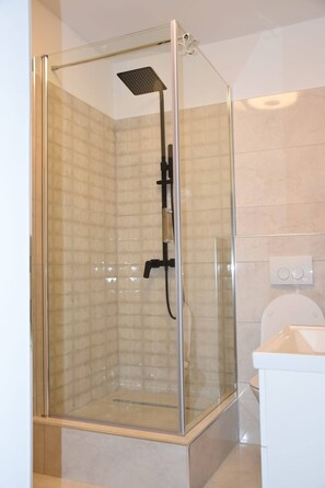 Appartement, 5 chambres, piscine privée, vue jardin | Salle de bain