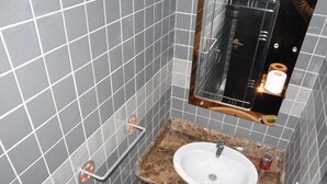 อพาร์ทเมนท์, 2 ห้องนอน, พร้อมสิ่งอำนวยความสะดวกสำหรับผู้พิการ, สูบบุหรี่ได้ | ห้องน้ำ