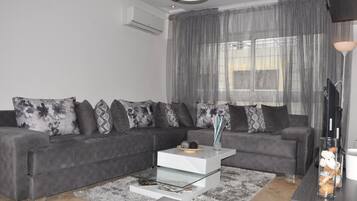 Apartment, 2 Bedrooms, Accessible, Smoking | Living room | Books