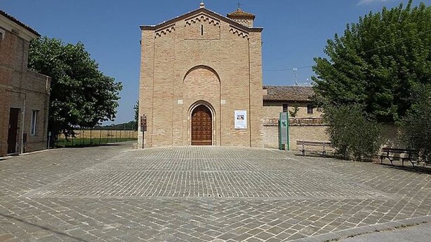 A church with a central arched entrance and a bell tower. - The Italian Countryside - Agriturismo Collina Delle Streghe (Monte Roberto)