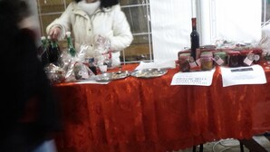 A table with various items, including bottles and jars, possibly for sale. - The Italian Countryside - Agriturismo Collina Delle Streghe (Monte Roberto)