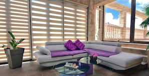 Villa, 6 habitaciones, para fumadores, alberca privada | Área de sala de estar