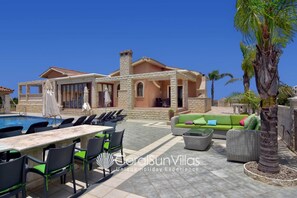 Villa, 6 chambres, fumeur, piscine privée | Piscine | Piscine extérieure