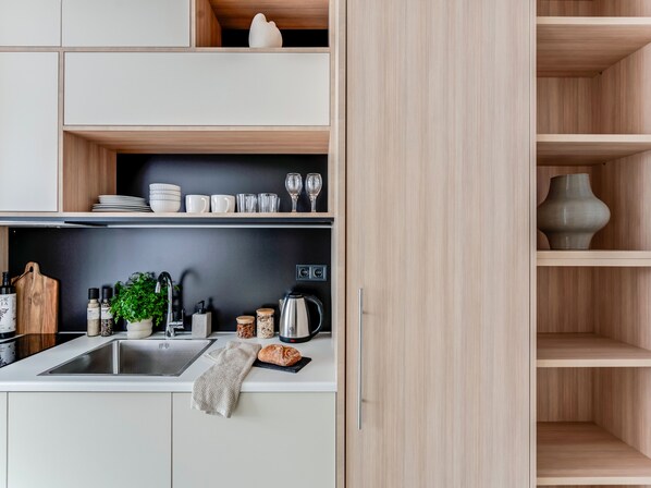 Chambre, vue sur la ville | Aire de séjour