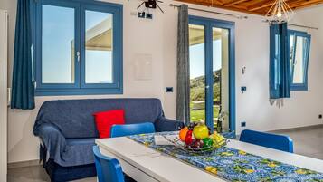 Villa, 1 habitación, fumadores, balcón | Sala de estar | Libros