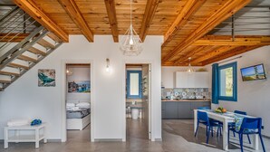 A modern interior with a staircase, a dining area, and a kitchen. - Villa Holidays Vista Torre Bennistra in Scopello (Castellammare del Golfo)