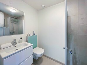 Apartment, 2 Schlafzimmer, Terrasse, Stadtblick | Badezimmer