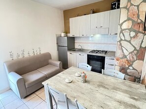 Apartment, 2 Schlafzimmer, Kühlschrank | Innenbereich