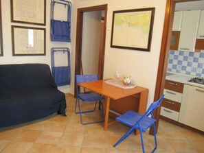 Apartamento, 1 quarto, sacada, vista para o jardim | Opções para refeição