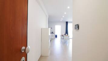 Casa, 2 habitaciones, balcón, vista a la ciudad | Interior