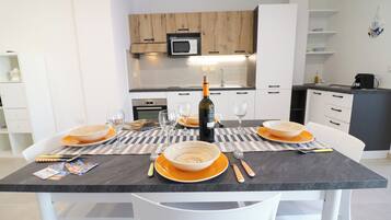 House, 2 Bedrooms, Balcony, City View | Dining