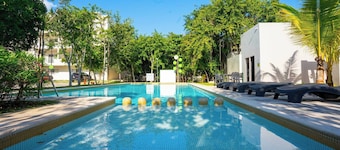 Luxury Apartment With Poll