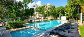 Luxury Apartment With Poll