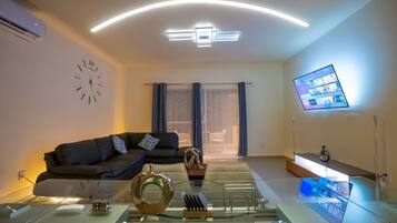 Departamento, 3 habitaciones, con acceso para personas discapacitadas, para fumadores | Área de sala de estar | Libros