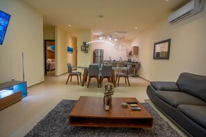 Apartment, 3 Bedrooms, Accessible, Smoking | Dining