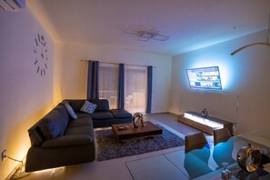 Apartment, 3 Bedrooms, Accessible, Smoking | Living area | Books