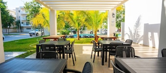 Luxury Apartment With Poll