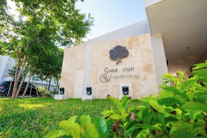 Un bâtiment sur lequel on peut lire l’inscription « Casa club Grupo Velas », ainsi que deux coffrets électriques extérieurs.