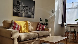 Living room - Spacious 1 Br Lincoln City Centre & Amenities, Free Parking (Lincoln)