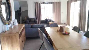 Villa, 3 Bedrooms, Terrace, Pool View | Living area
