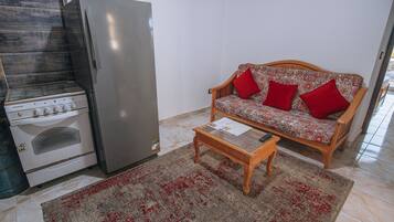 Departamento, 2 habitaciones, para fumadores, balcón | Sala de estar | Libros