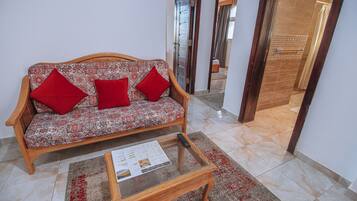 Departamento, 2 habitaciones, para fumadores, balcón | Sala de estar | Libros