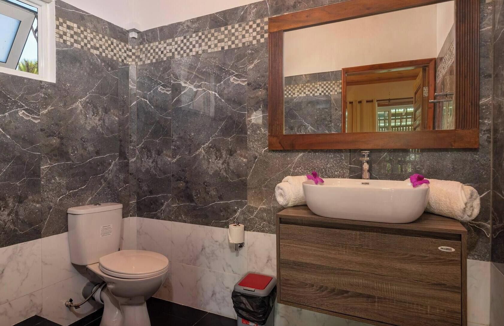 Værelse - 2 soveværelser - ryger - udsigt til have | Badeværelse