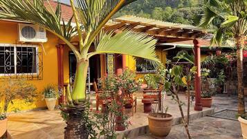 Zimmer, 2 Schlafzimmer, Raucher, Gartenblick | Terrasse/Patio