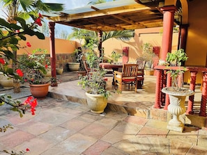 Outdoor dining - Room-effie Mountain View Halona Villa (Mahé Island)