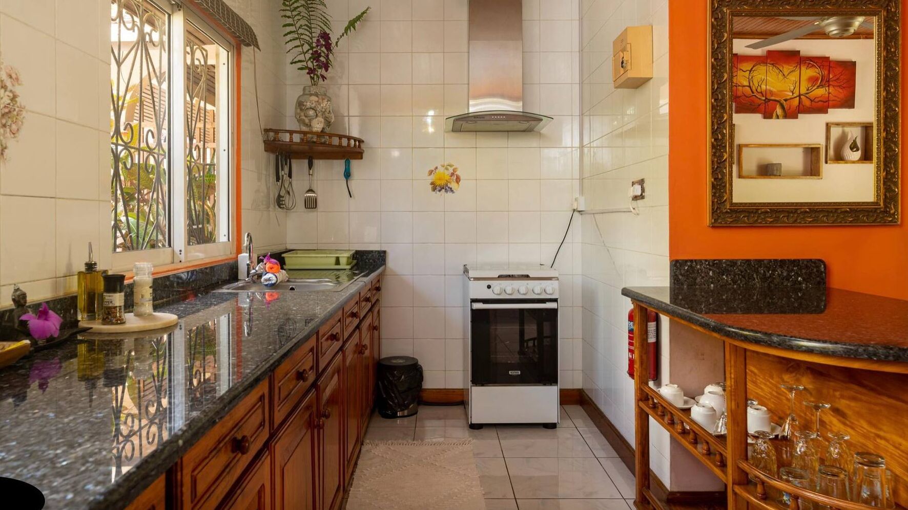 Uma cozinha com fogão, pia e armários.