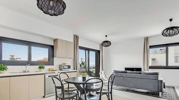 Apartment, 2 Bedrooms, Balcony, City View | Dining room