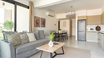 Departamento, 2 habitaciones, balcón, vista a la ciudad | Sala de estar