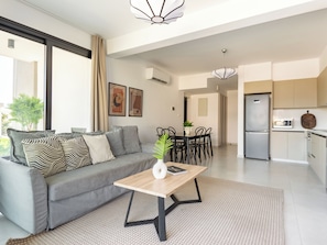 Appartamento, 2 camere da letto, balcone, vista città | Soggiorno