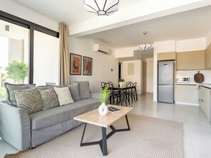 Departamento, 2 habitaciones, balcón, vista a la ciudad | Sala de estar