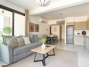 Appartement, 2 slaapkamers, balkon, uitzicht op stad | Woonkamer