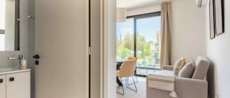 Studio, meerdere slaapkamers, balkon, uitzicht op de stad | Woonkamer