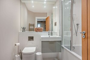 Combined shower/bathtub, hair dryer - Stylish dog friendly Cotswold holiday apartment in Burford - Riverview (Burford)