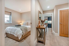 2 bedrooms, iron/ironing board, WiFi, bed sheets - Stylish dog friendly Cotswold holiday apartment in Burford - Riverview (Burford)