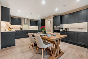 Fridge, microwave, oven, stovetop - Stylish dog friendly Cotswold holiday apartment in Burford - Riverview (Burford)