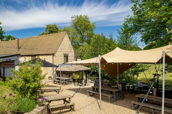 Outdoor dining - Stylish dog friendly Cotswold holiday apartment in Burford - Riverview (Burford)