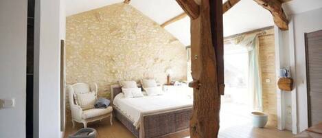 6 bedrooms, desk, iron/ironing board, travel cot