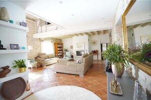 تلفزيون، مدفأة، مشغل دي في دي، كُتُب