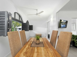 Deluxe Apartment, 1 King Bed, Poolside | In-room dining - Palm Cove Get a Way (Palm Cove)