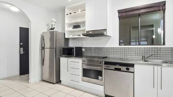 Deluxe Apartment, 1 King Bed, Poolside | Private kitchen