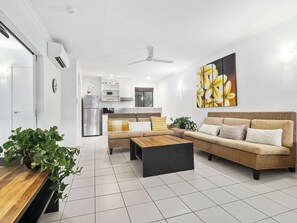 Deluxe-Apartment, 1 King-Bett, Poolseite | Wohnbereich