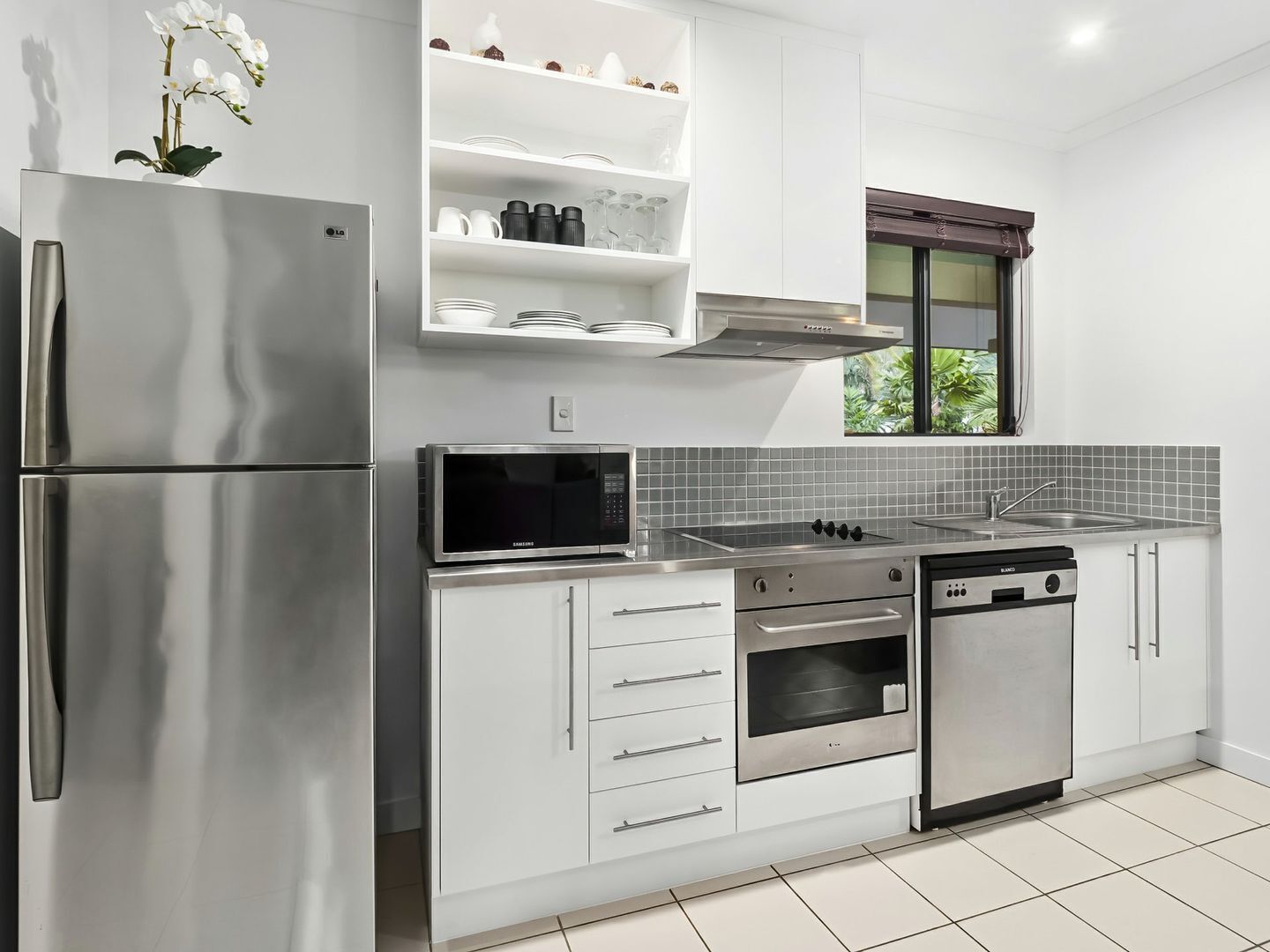 Deluxe Apartment, 1 King Bed, Poolside | Private kitchen