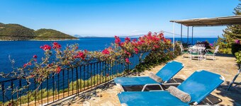 Nitsa s House - 2 bed House in Front of the sea