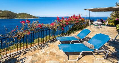 Nitsa s House - 2 bed House in Front of the sea